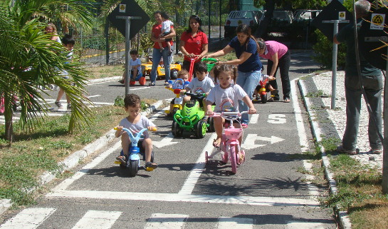 Crianças festejam seu dia com brincadeiras na pista da escola de trânsito