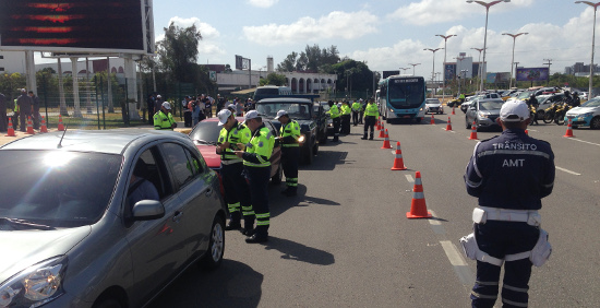 Motoristas são abordados por agentes dos órgãos de trânsito em operação integrada