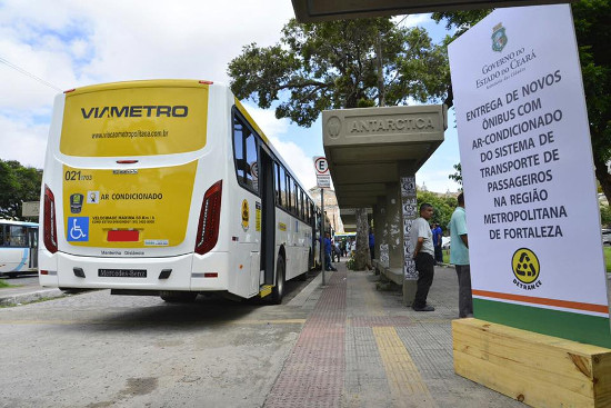 Governador entrega novos ônibus metropolitanos com ar-condicionado e embarca na linha para Caucaia