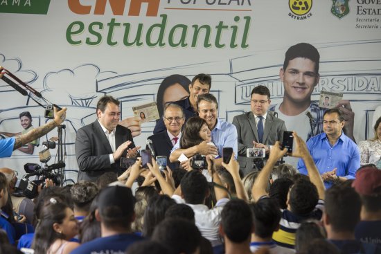 Governo do Ceará lança CNH Popular Estudantil e beneficia 8 mil estudantes