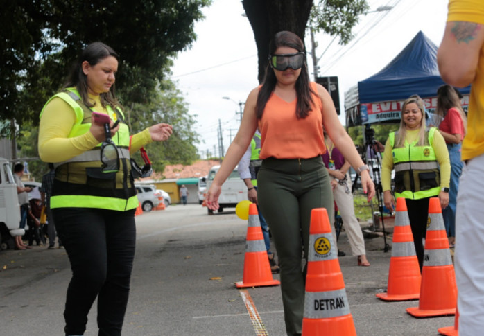 Detran-CE passa a utilizar óculos virtuais que simulam efeitos de embriaguez em ações educativas