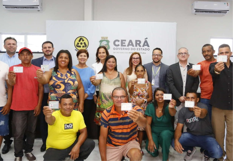 Governadora Izolda Cela entrega carteiras de habilitação a alunos aprovados no projeto-piloto ABCDetran