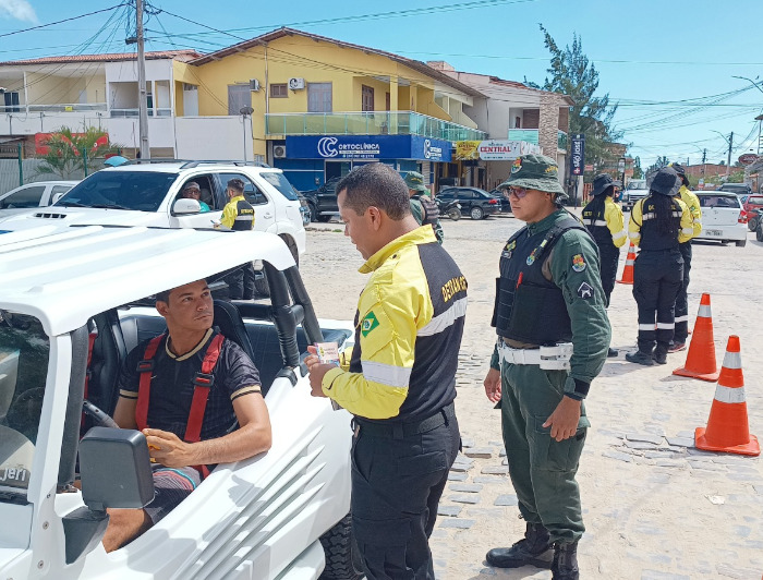 Ações educativas do Detran-CE realizadas na Praia do Preá e adjacências alcançam mais de 900 pessoas entre condutores, passageiros e pedestres