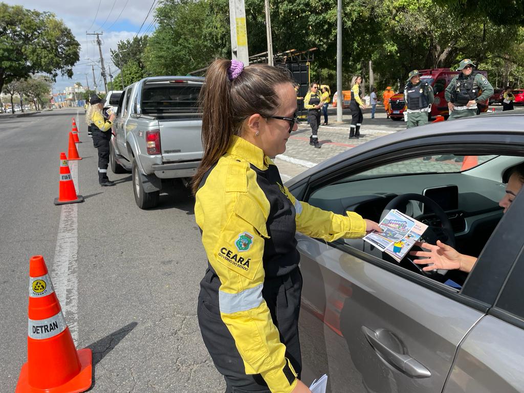 Detran-CE realiza blitz educativa em parceria com outros órgãos no encerramento da Semana Nacional de Trânsito