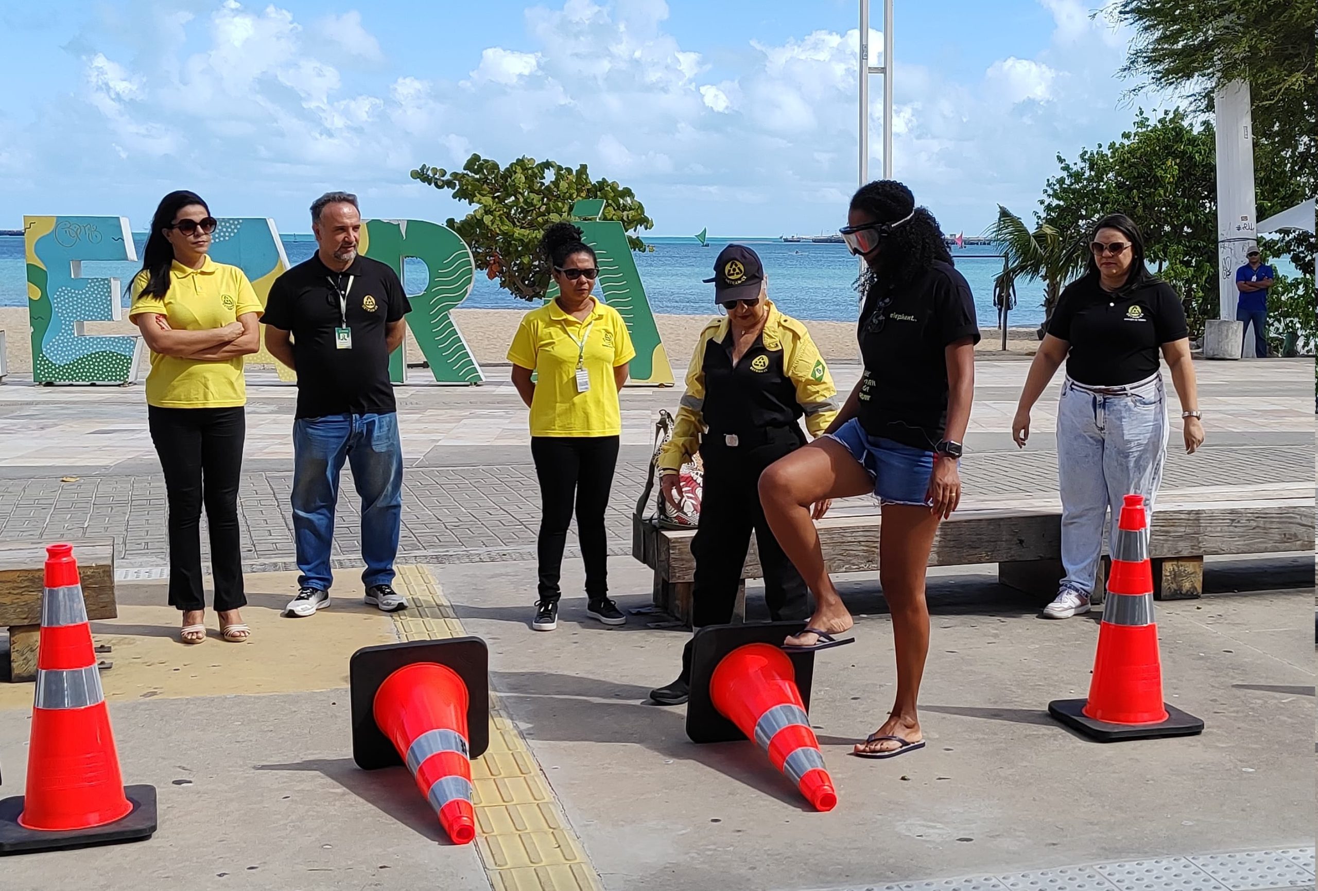 Detran-CE realiza oficina educativa na Avenida Beira Mar com foco na Lei Seca