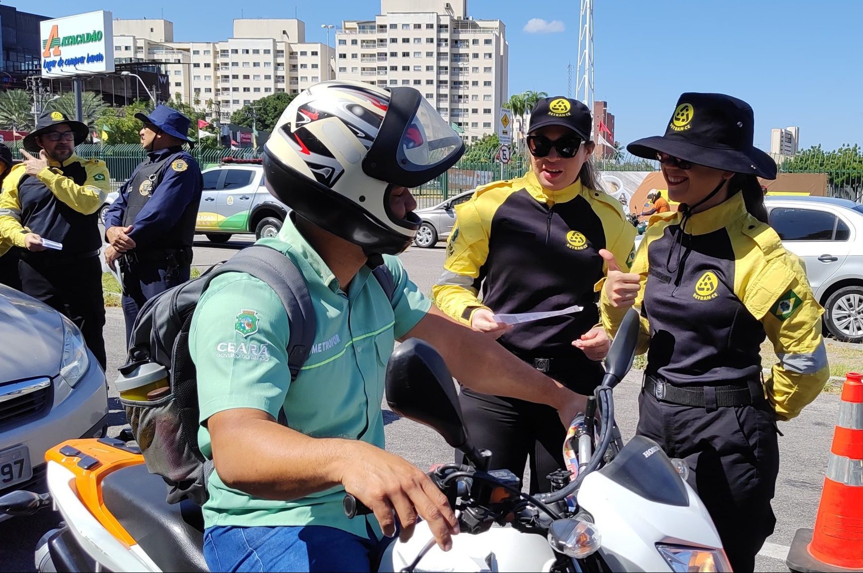 Detran-CE conclui formação de 64 novos agentes de trânsito e transportes com blitz educativa