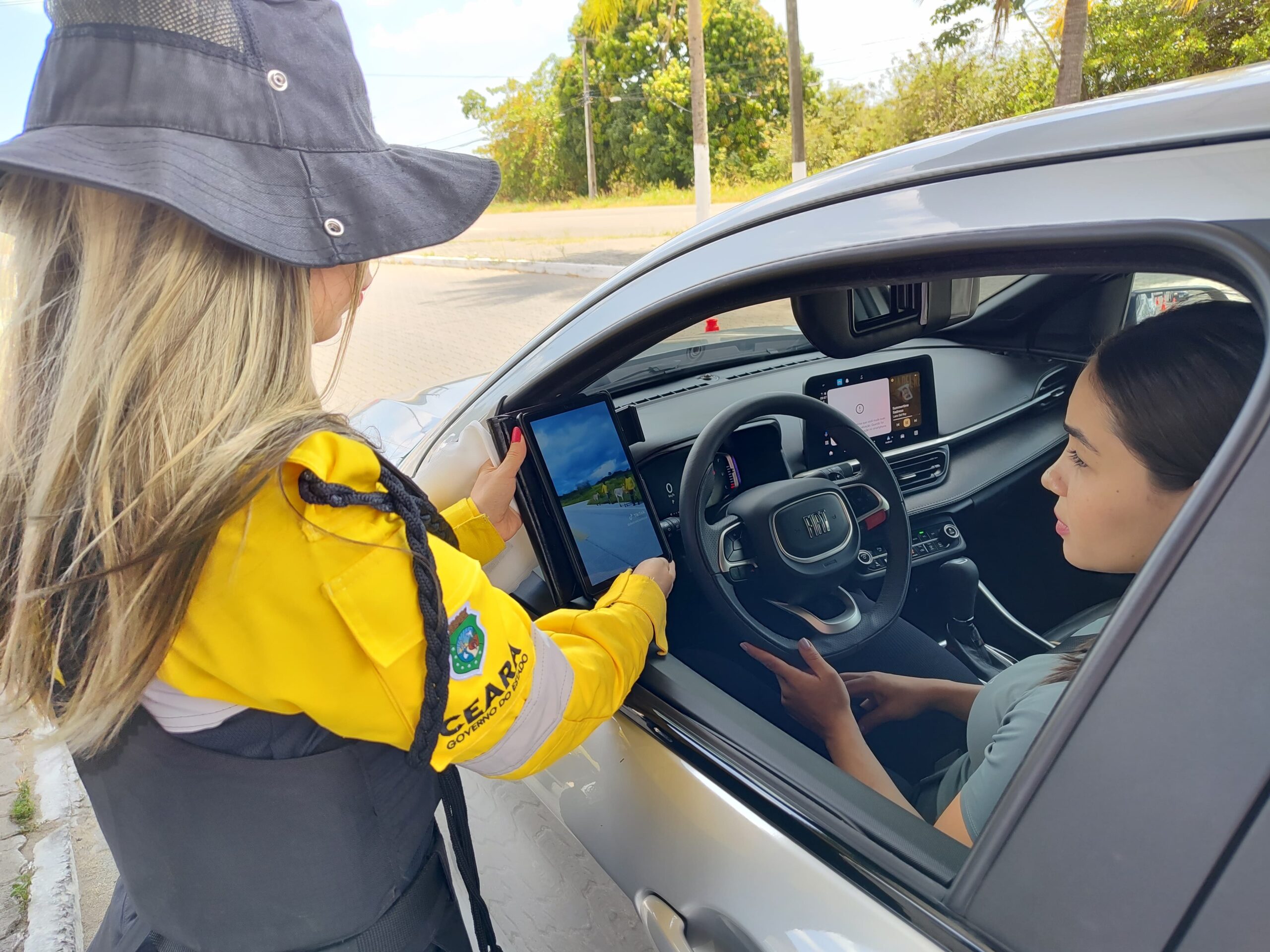 Detran-CE realiza blitz educativa alusiva aos cuidados com animais soltos às margens das CEs