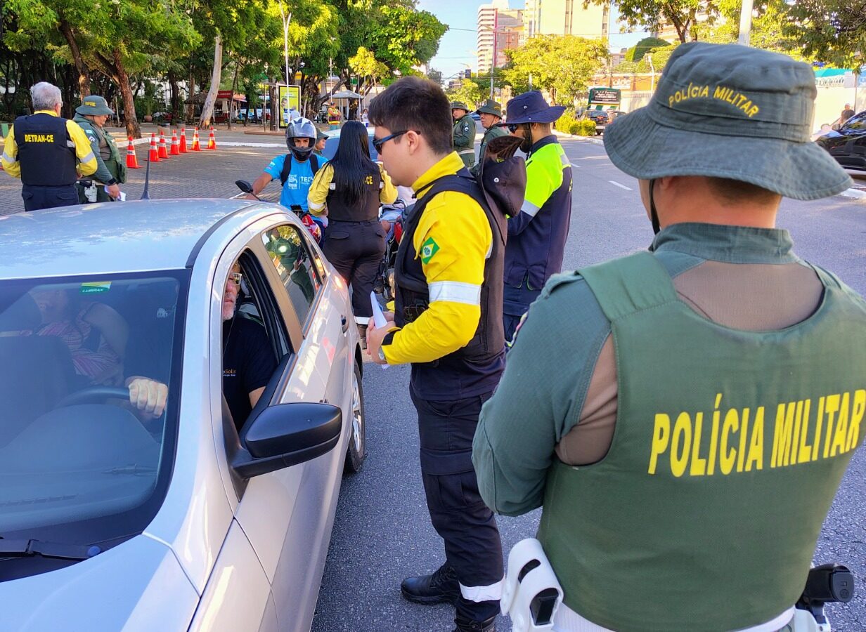 Detran, BPRE e AMC realizam blitz educativa alusiva ao Dia do Motorista