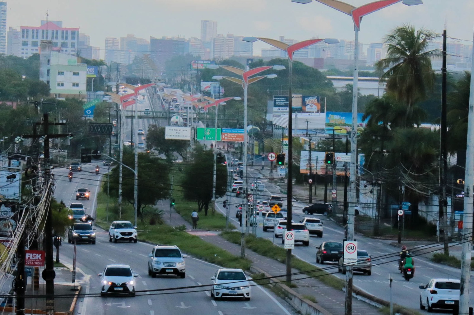 Novo semáforo na Av. Washington Soares interliga bairros Cambeba e Sapiranga