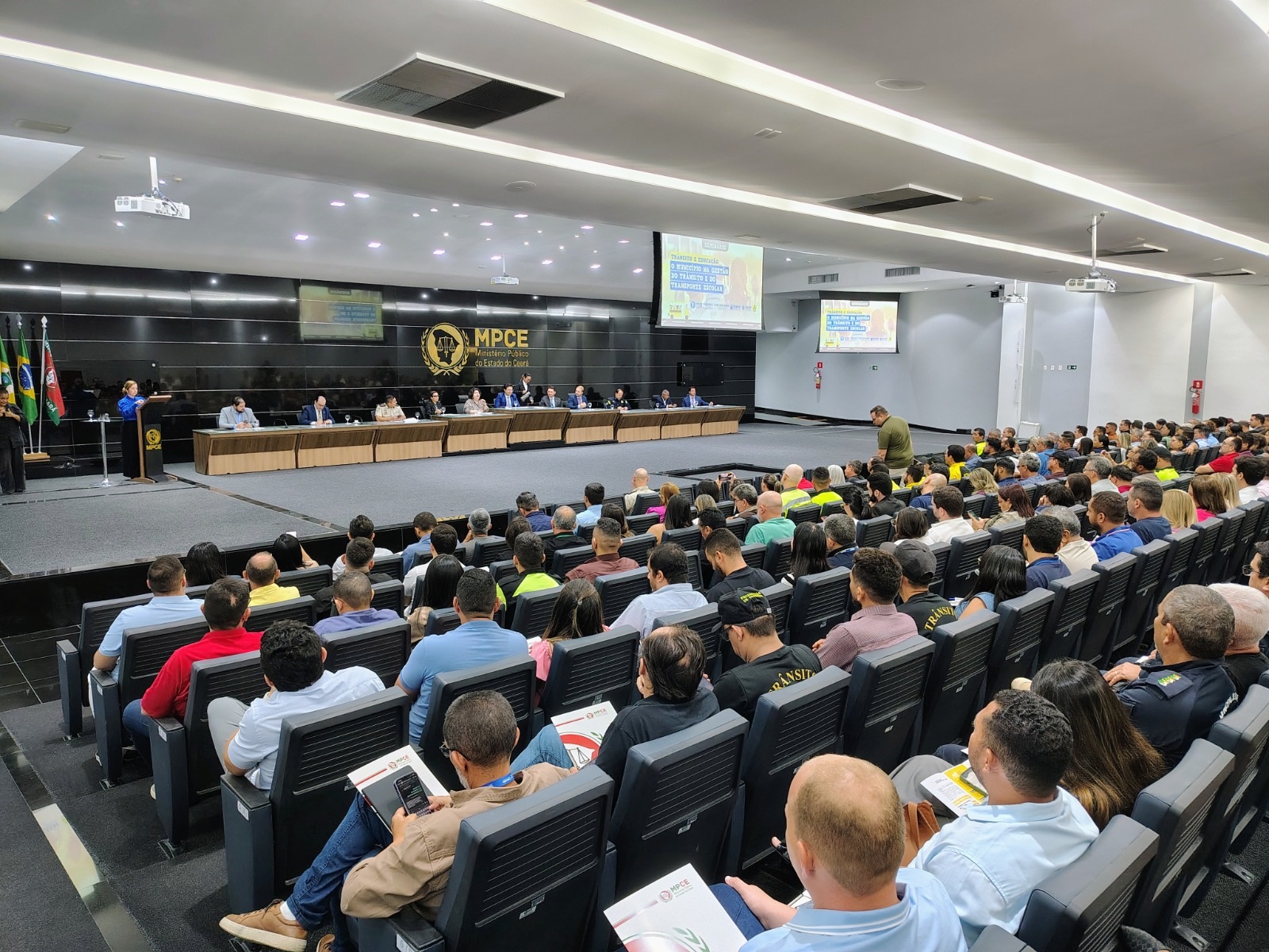 Detran-CE, Ministério Público e gestores municipais debatem novas regras para o transporte escolar