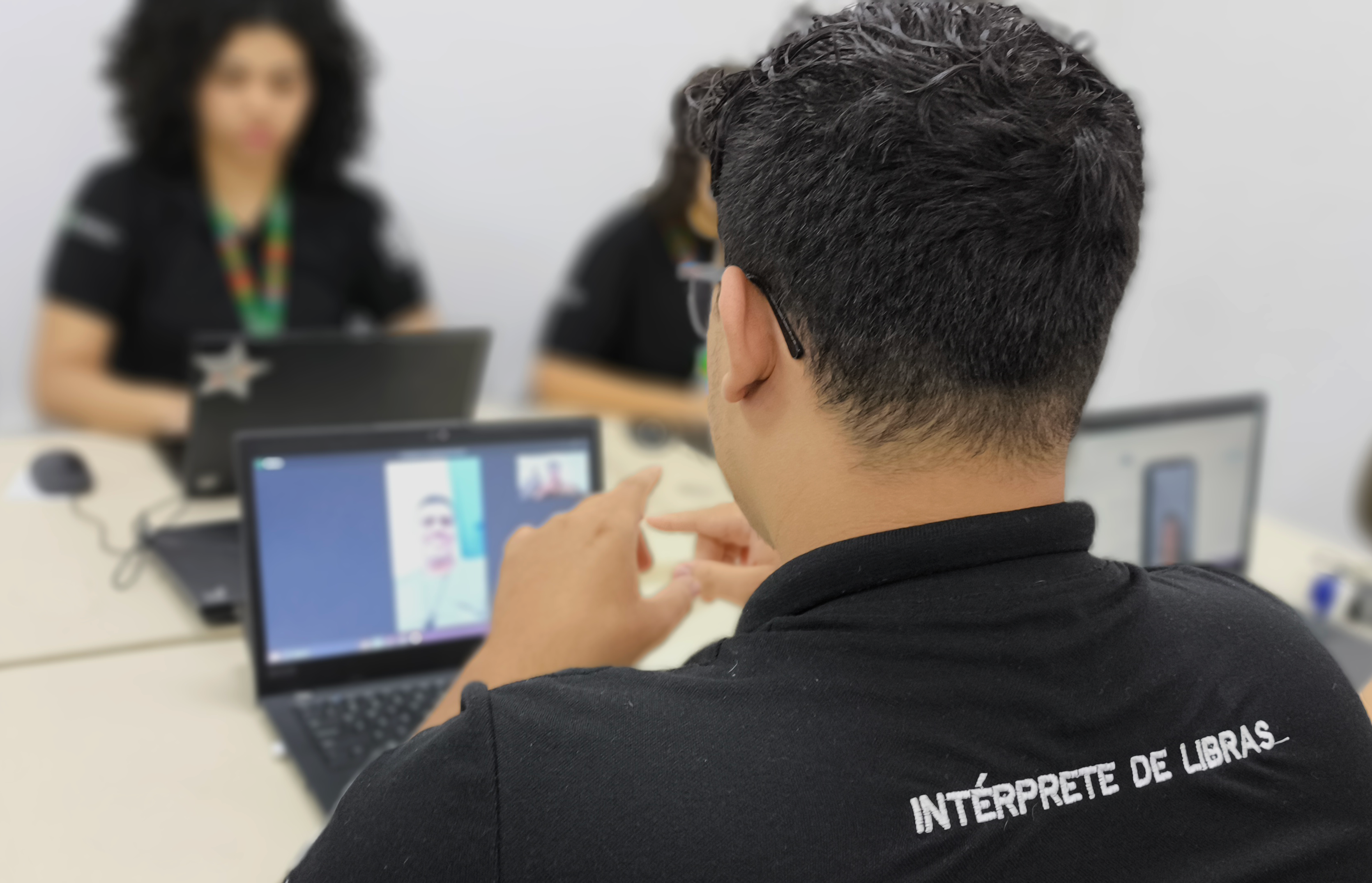 Ceará disponibiliza serviço de intérpretes de Libras para a população surda do estado