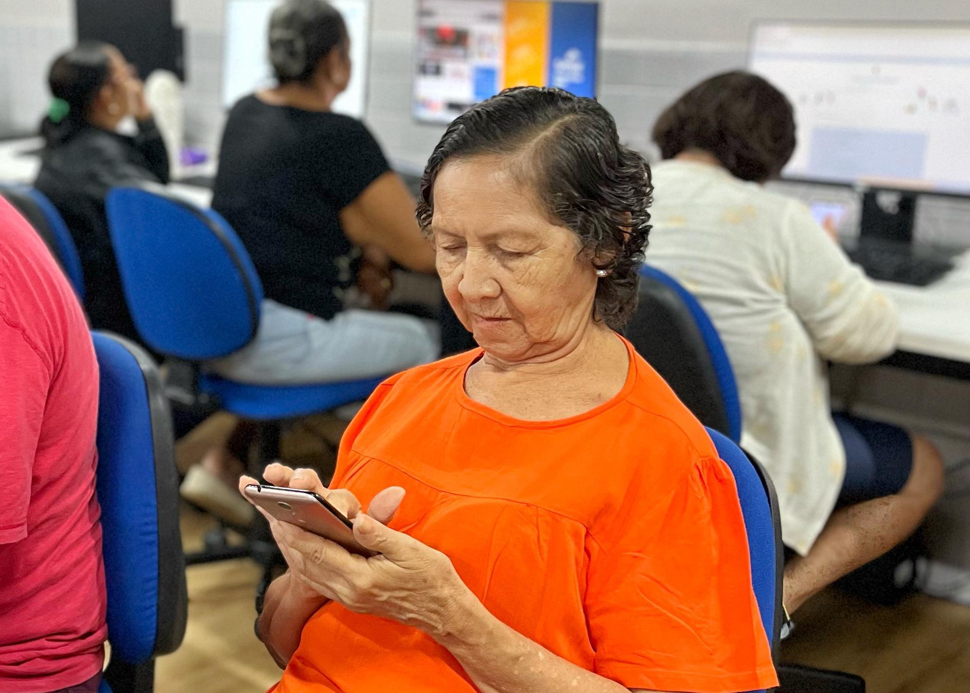 Curso auxilia pessoas idosas a identificar golpes e a usar a internet de forma segura