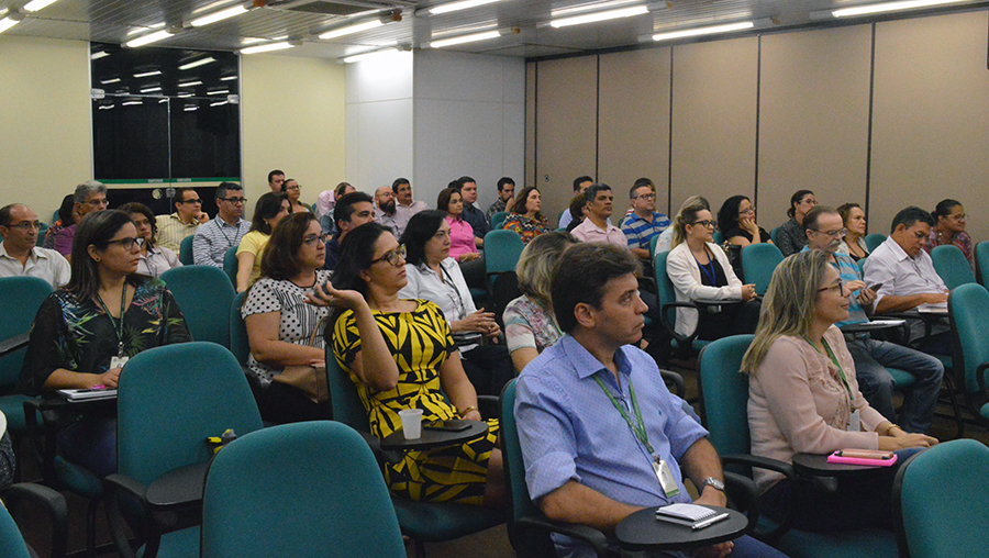 Servidores participam de palestra no auditório da Seplag