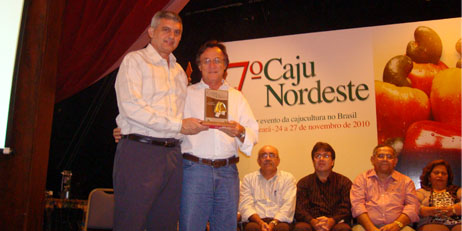 Gerente da Ematerce recebe troféu Caju de Ouro em Beberibe