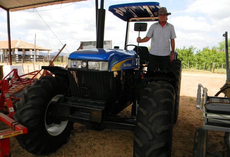 Presidente da Ematerce entrega trator para Fazenda Normal