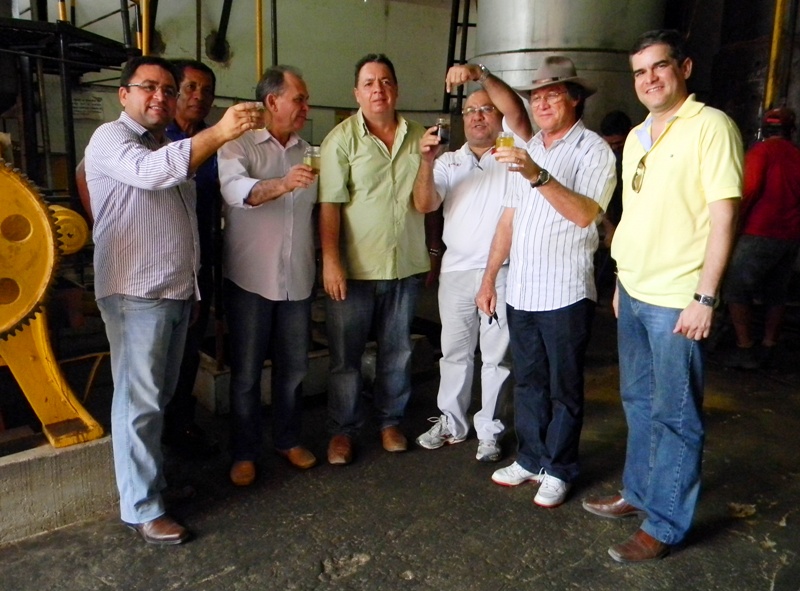 Secretário Nelson Martins e José Maria Pimenta visitam usina em Quixadá