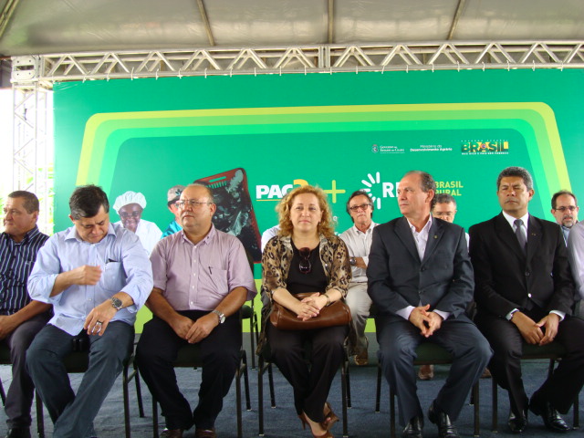 Governo do Estado e MDA entregam máquinas e equipamentos a 56 municípios