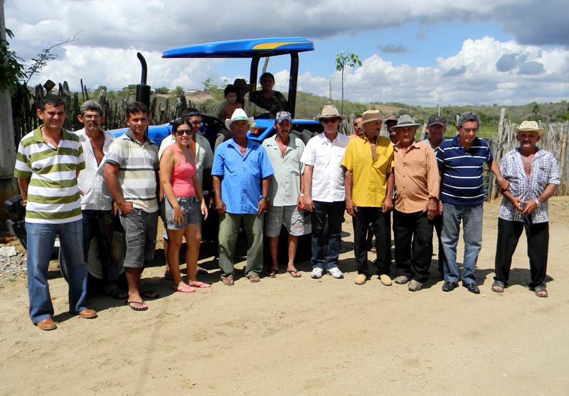Quixeramobim: comunidade Jardim recebe trator