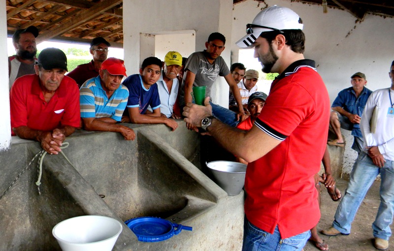Quixeramobim: ematerce capacita pequenos produtores de leite