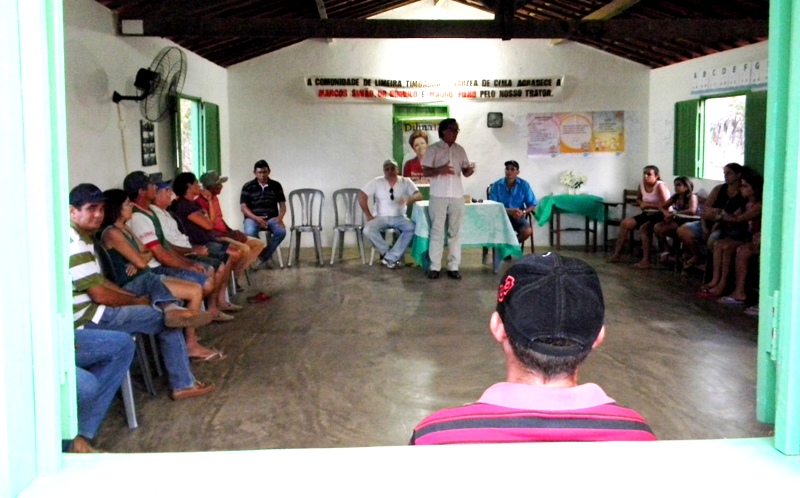 Quixeramobim: comunidades de Manituba recebem trator