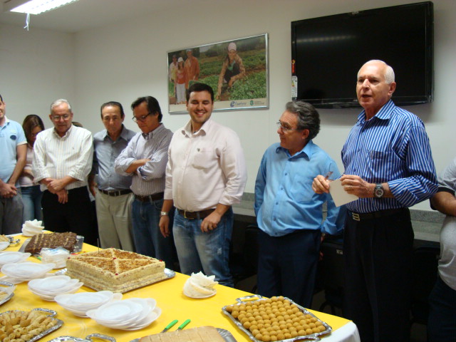 Ematerce comemora aniversário do diretor administrativo e financeiro