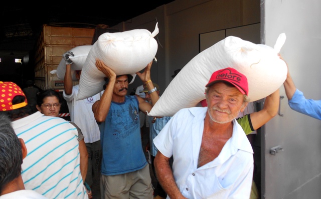 Quixeramobim: agricultores recebem milho da Conab