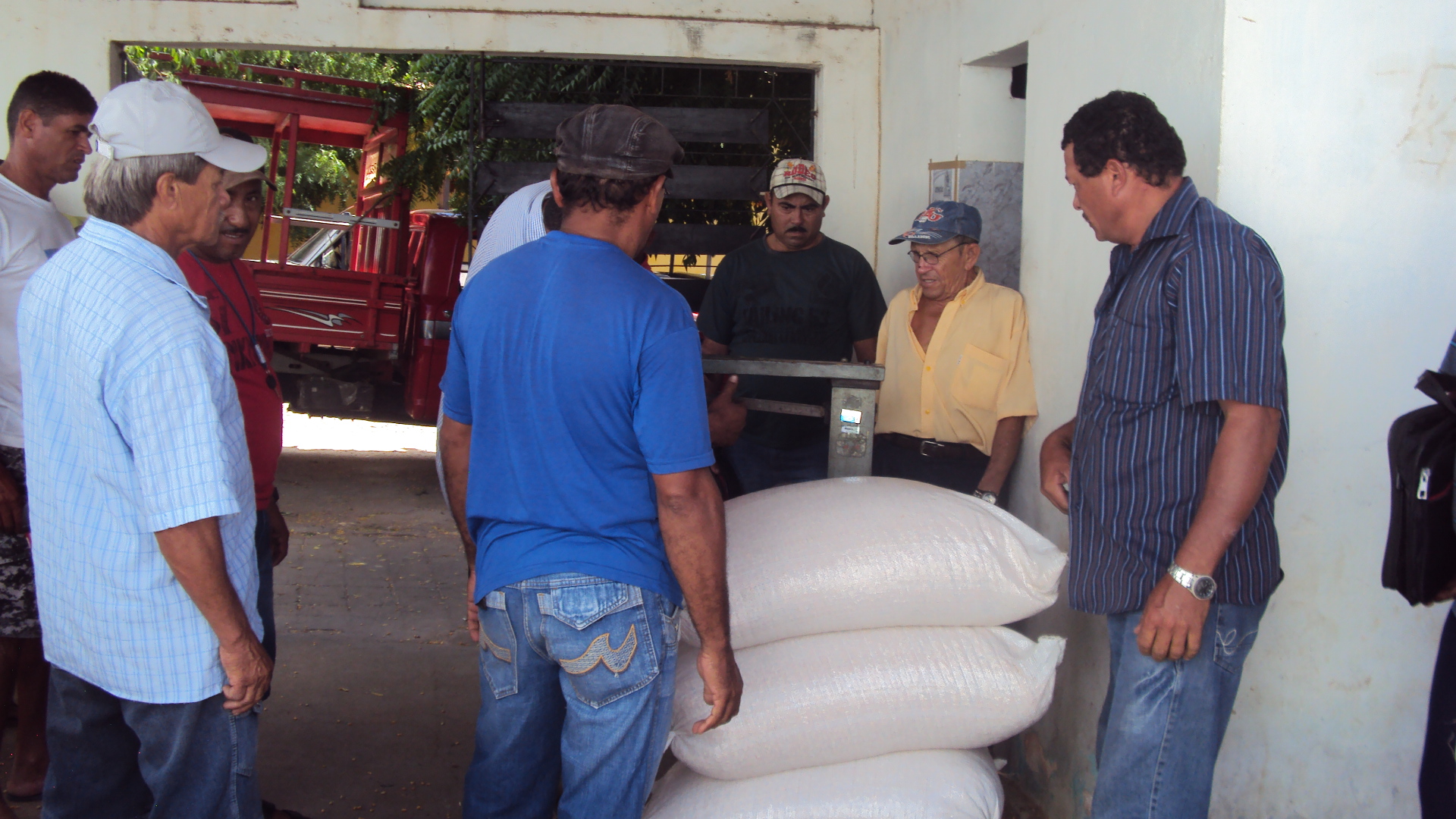Canindé: agricultores recebem milho pela Conab