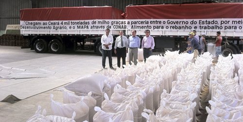 Presidente da Ematerce na entrega de milho da Conab