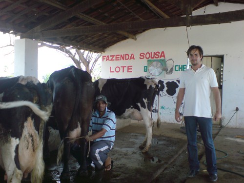 Canindé: produtor de leite satisfeito com assistência técnica da Ematerce
