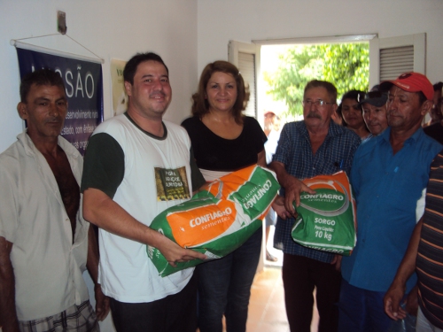 Groaíras: Ematerce distribui sementes selecionadas aos agricultores
