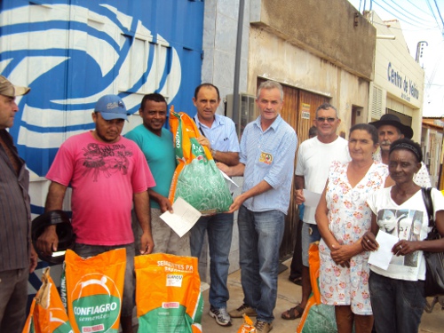 Várzea Alegre: Ematerce distribui sementes de feijão guandu forrageiro