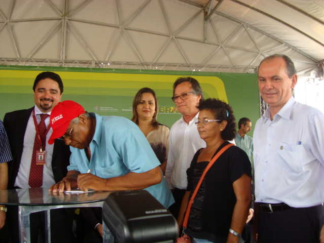 Ematerce representada na entrega de retroescavadeiras pelo MDA e SDA