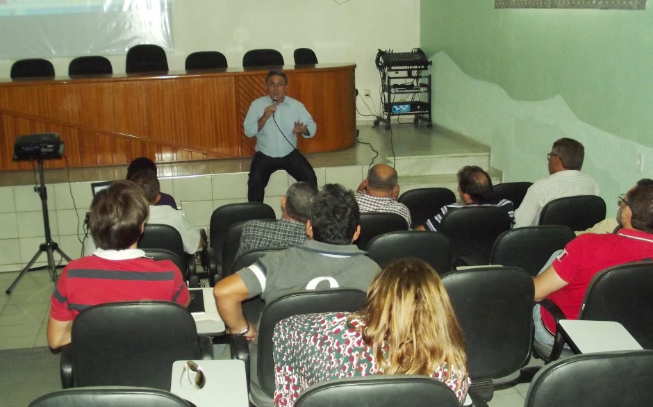 Quixadá: diretor técnico da Ematerce reúne equipes de seis regionais