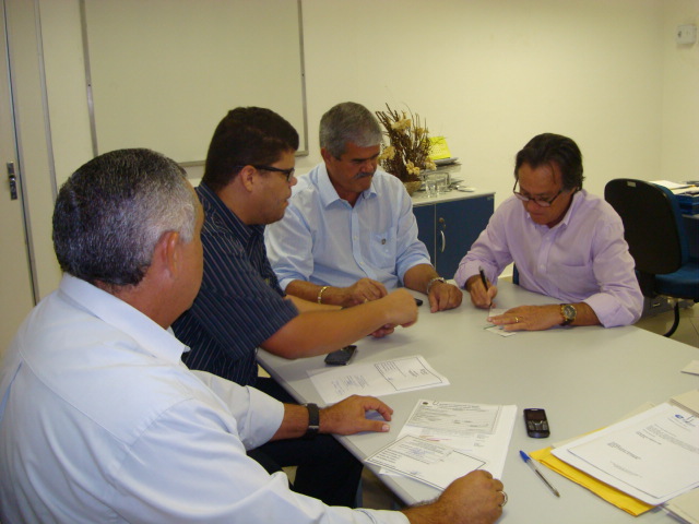 Prefeito de Aquiraz e secretário de Agricultura visitam Ematerce
