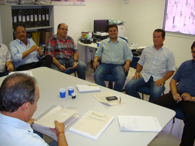 Ematerce: diretor administrativo e financeiro reúne auxiliares