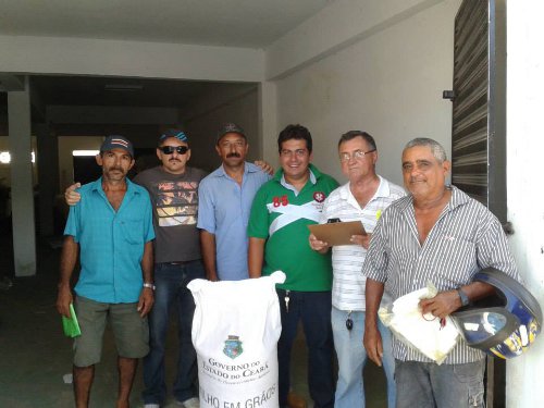 Ematerce entrega milho a pecuaristas de Santana do Acarau