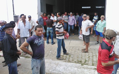 Ematerce entrega milho a agricultores em Quixeramobim