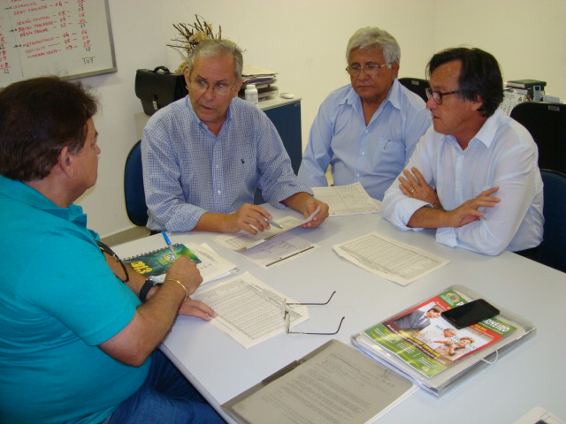 Presidente da Ematerce reúne-se com gerentes e assistente