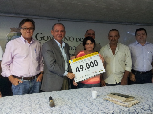 Presidente da Ematerce na solenidade da entrega de cisternas de placa