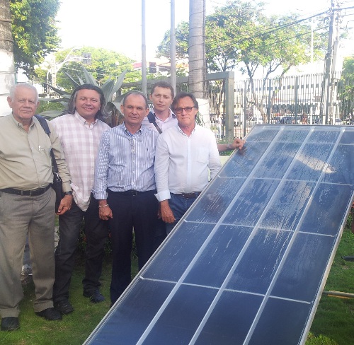 Presidente da Ematerce visita placa de energia solar para dessalinizador