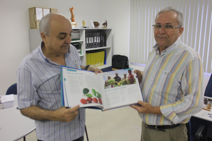 OCB doa livro sobre Histórias de Cooperação de 366 Cooperativas Brasileiras