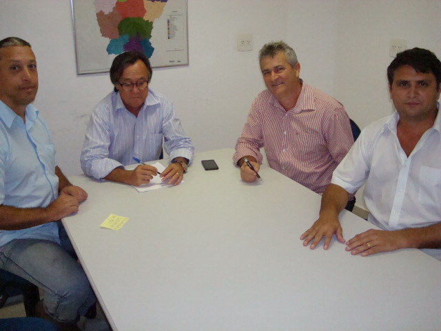Groaíras: prefeito e auxiliares visitam presidente da Ematerce