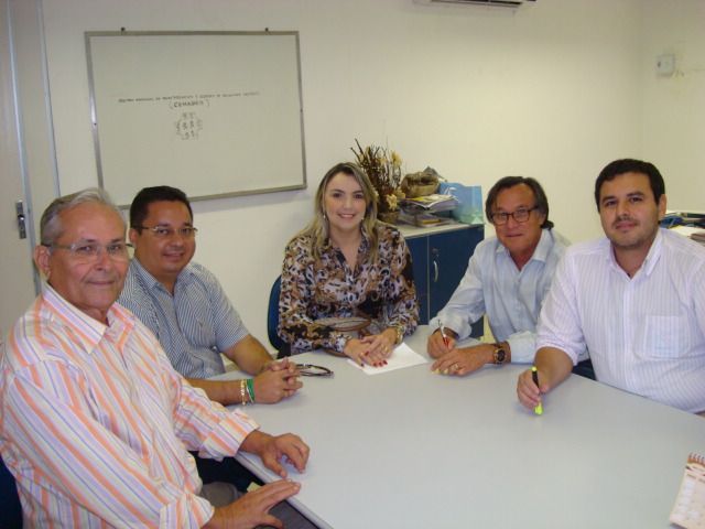 Prefeita de São Luiz do Curu visita dirigentes da Ematerce