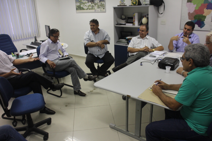 Ematerce: diretor administrativo e financeiro reúne equipe de trabalho