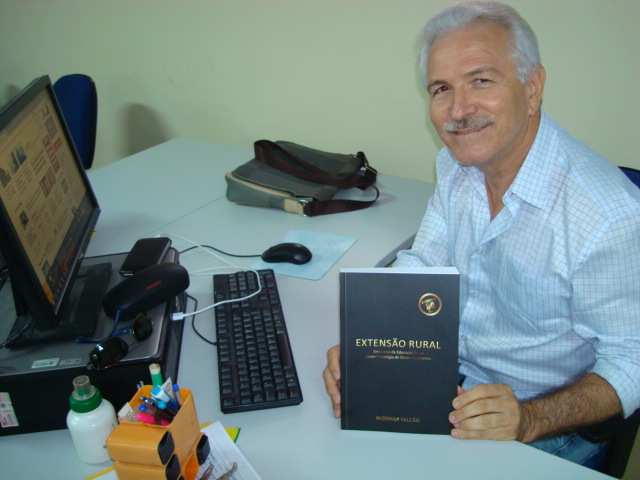 EMATERCE: NIZOMAR FALCÃO PUBLICA LIVRO SOBRE EXTENSÃO RURAL