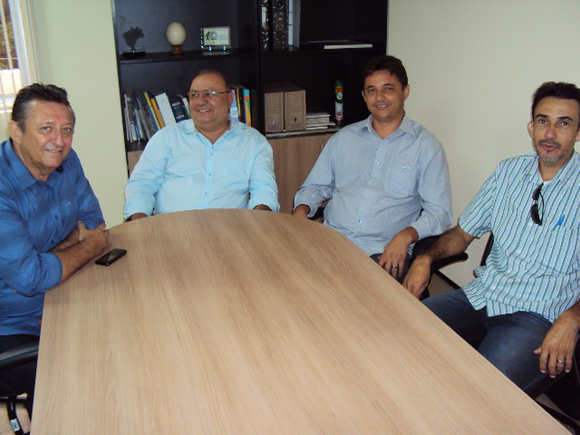 Independência: prefeito e auxiliares visitam presidente da Ematerce