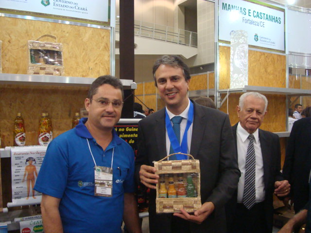 EMATERCE: GOVERNADOR VISITA ESTANDES DA AGRICULTURA FAMILIAR