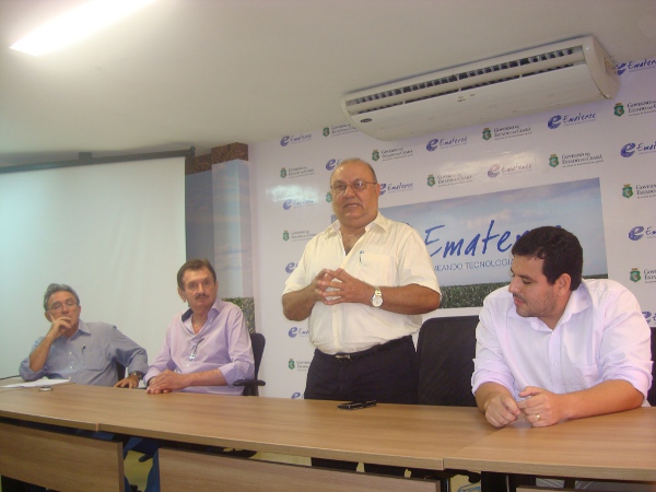 EMATERCE HOMENAGEIA EX-DIRETOR ADMINISTRATIVO E FINANCEIRO