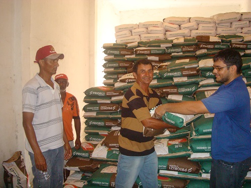 Escritórios da Ematerce distribuem sementes para pequenos agricultores