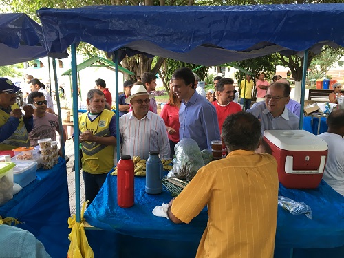 Governador Camilo Santana visita feira de produtores agricolas organizada pela Ematerce,no Crato
